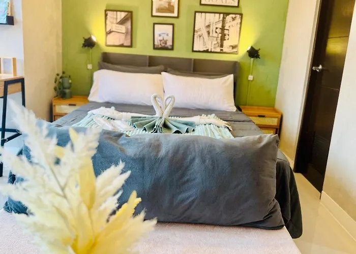 Netflix And Wifi Staycation Viceroy Walk To Venice Grand Canal * Manila