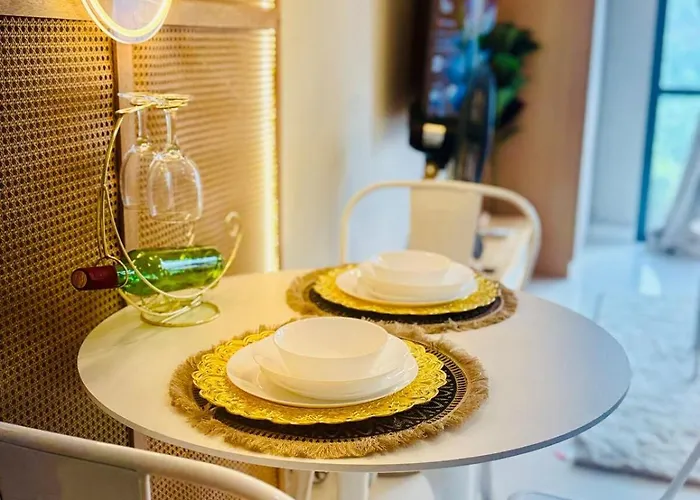 Netflix And Wifi Staycation Viceroy Walk To Venice Grand Canal